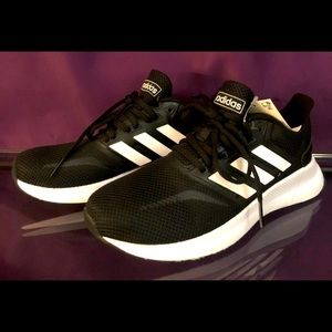 Adidas running sneakers size 5. Fit like 5.5